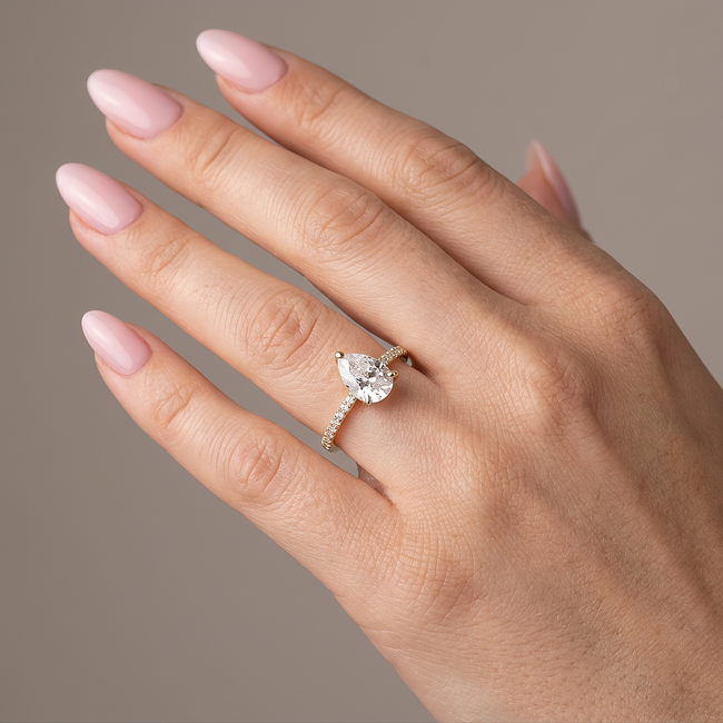 Gouden ring met peervormige Swarovski steen