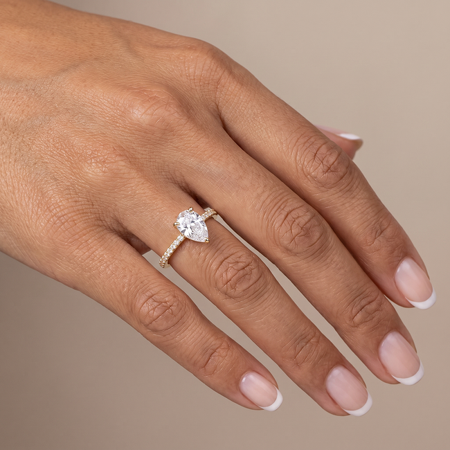 Gouden solitair ring met peervormige Swarovski