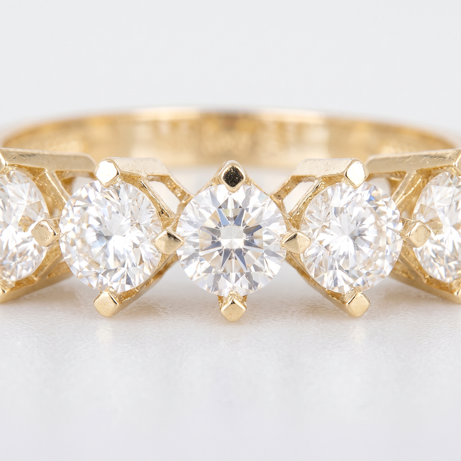 Gouden ring met vijf Swarovski stenen