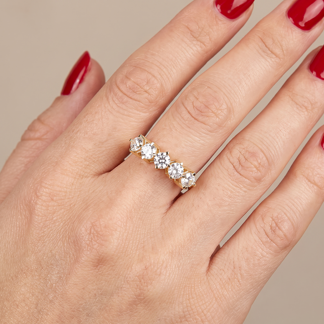 Gouden ring met vijf Swarovski stenen
