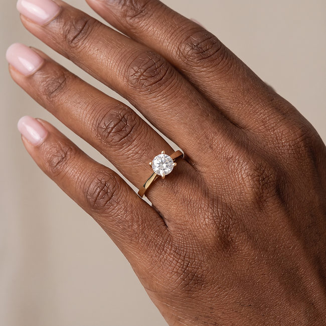 Gouden ring met Swarovski in vierpoots zetting