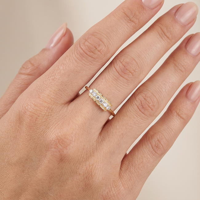 Gouden ring met heldere zirkonia en zetting