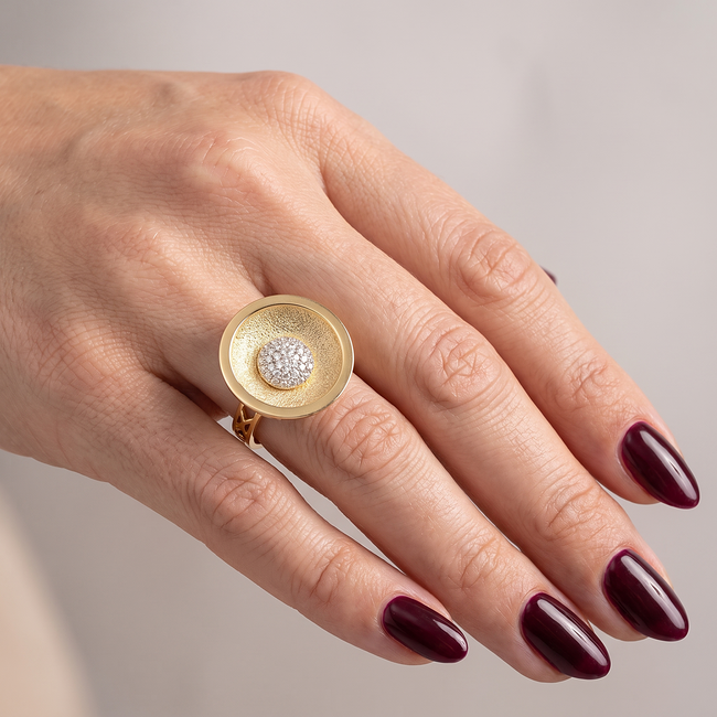Gouden ring met ronde komvorm en zirkonia details
