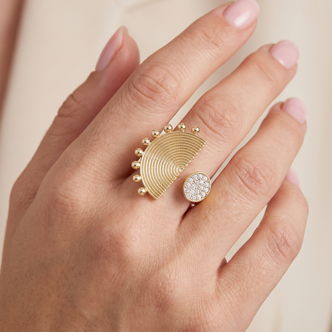 Gouden ring met zonvormig design en zirkonia