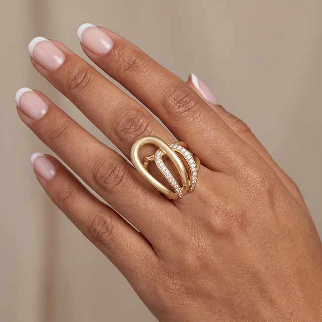 Gouden ring met golvend design en zirkonia