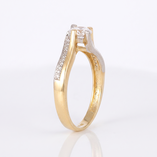 Gouden tweekleurige ring met solitaire steen