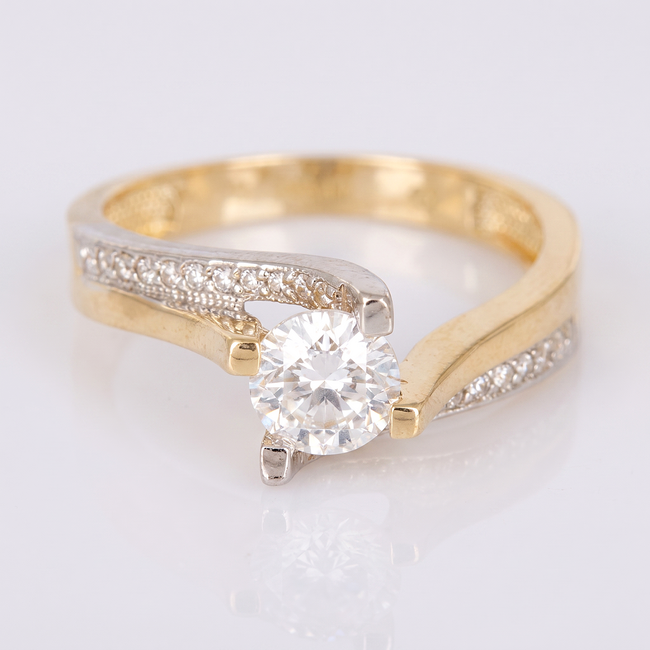 Gouden tweekleurige ring met solitaire steen