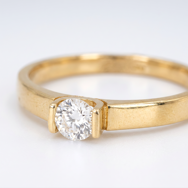 Gouden solitaire ring met zirkonia