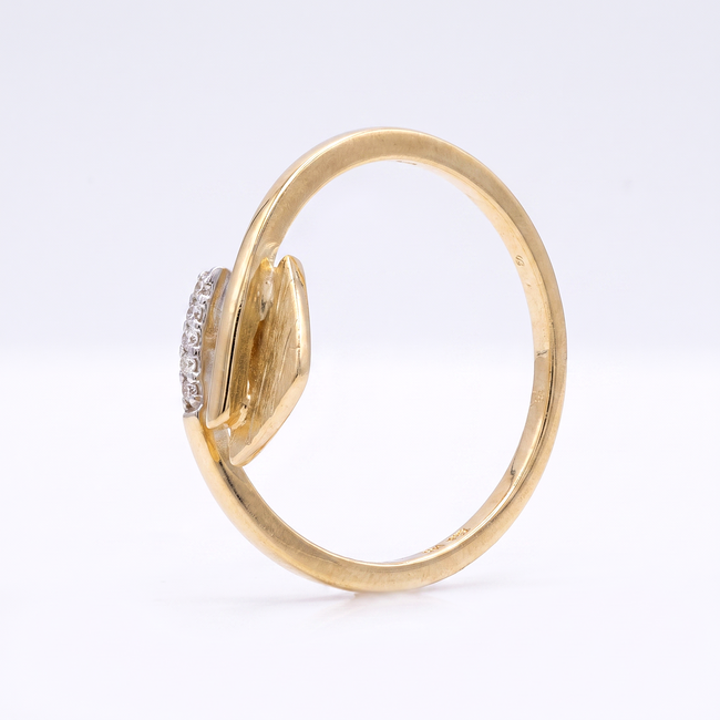 Opengewerkte gouden ring met geometrisch design