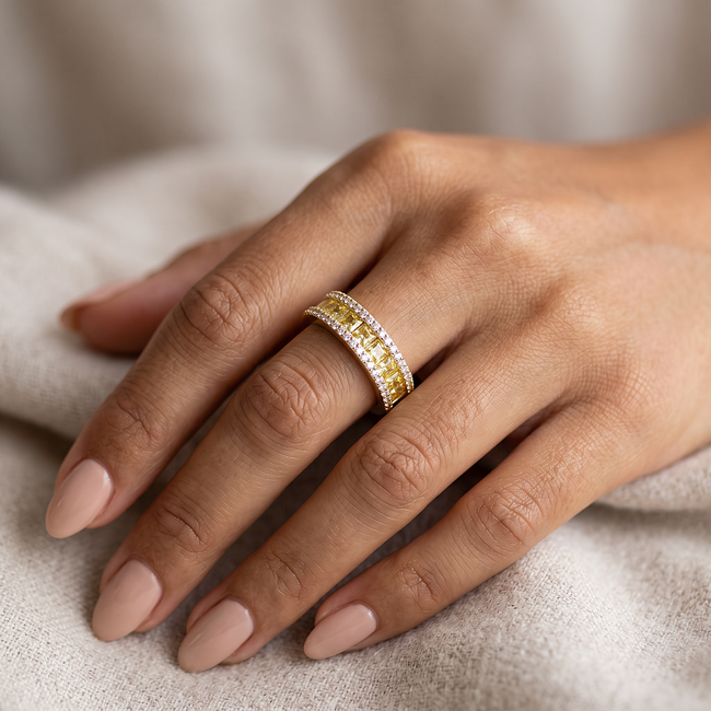 Gouden bandring met schitterende zirkonia stenen