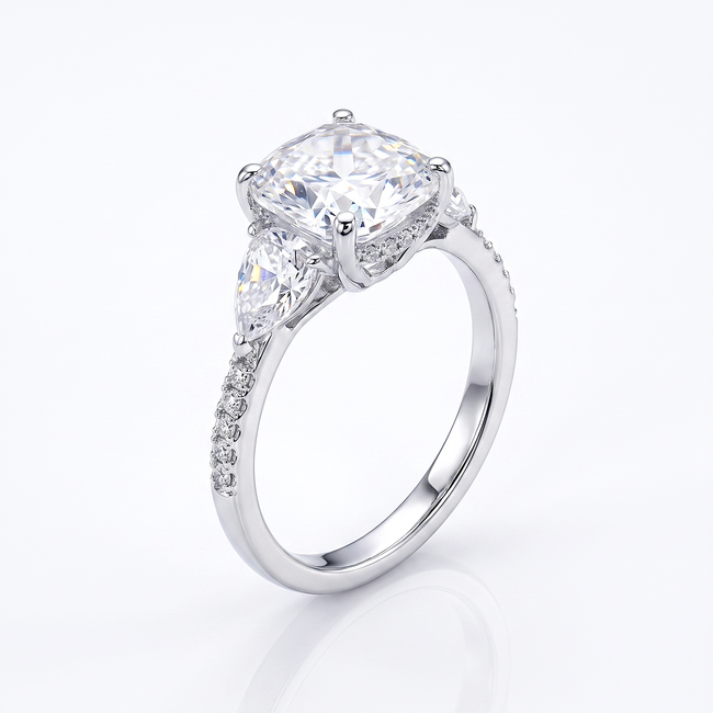 Witgouden driesteen ring, cushion diamant
