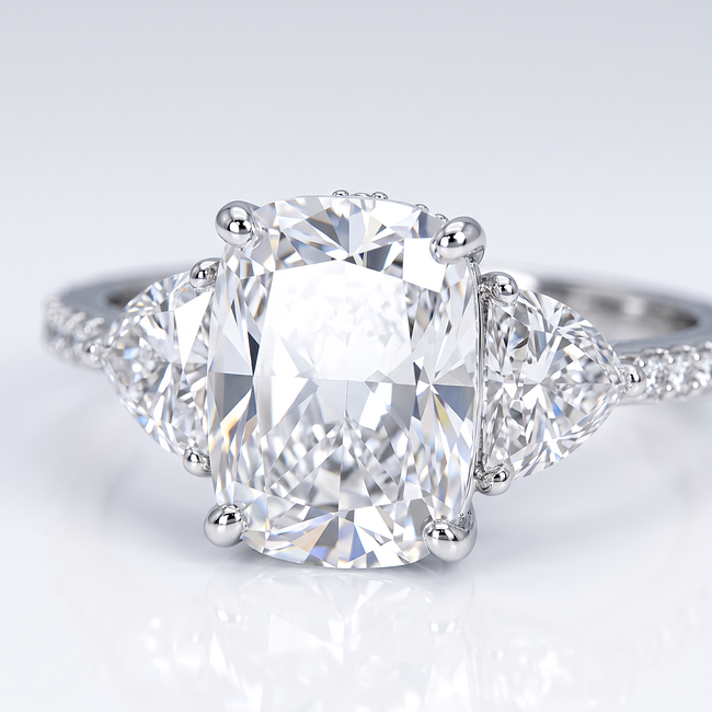 Witgouden driesteen ring, cushion diamant