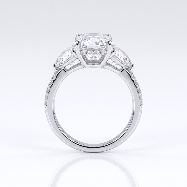 Witgouden driesteen ring, cushion diamant
