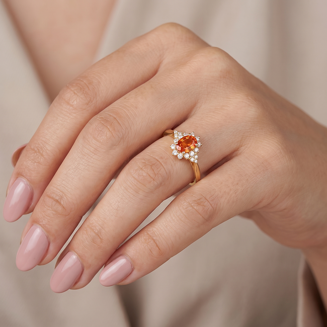 Gouden entourage ring 14 karaat met oranje saffier 0.59 ct