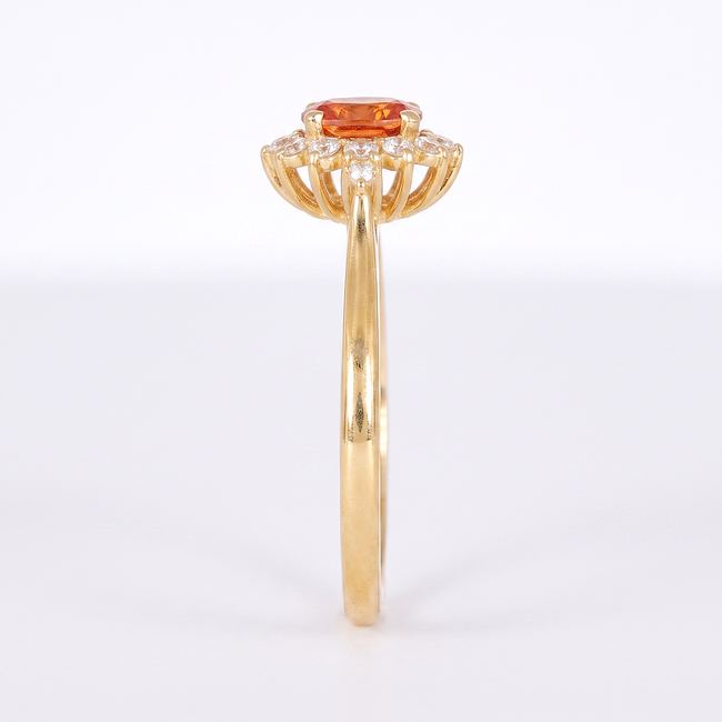 Gouden entourage ring 14 karaat met oranje saffier 0.59 ct