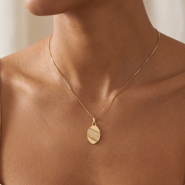 18k Gouden Ketting met Ovale Hanger en Design