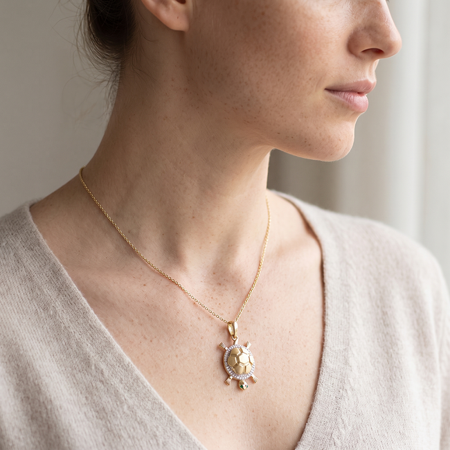 Gouden schildpad hanger met zirkonia details