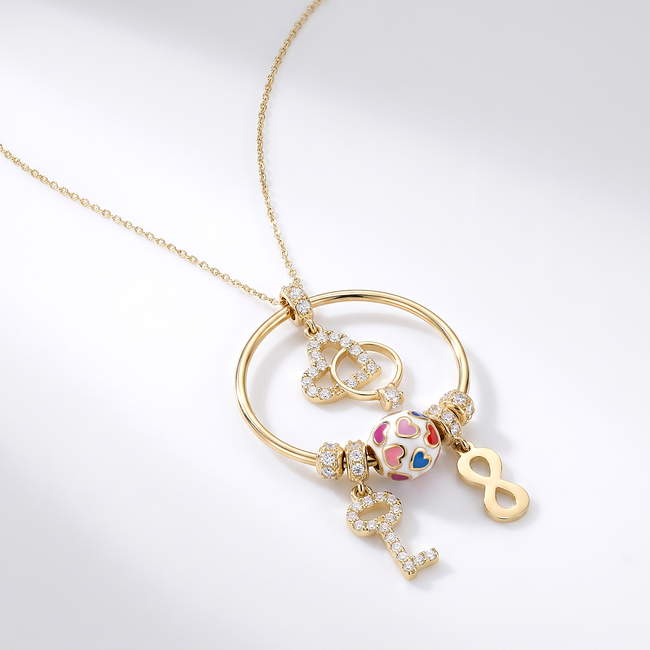 Gouden ketting met bedels en kleurrijke details