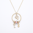 Gouden ketting met bedels en kleurrijke details