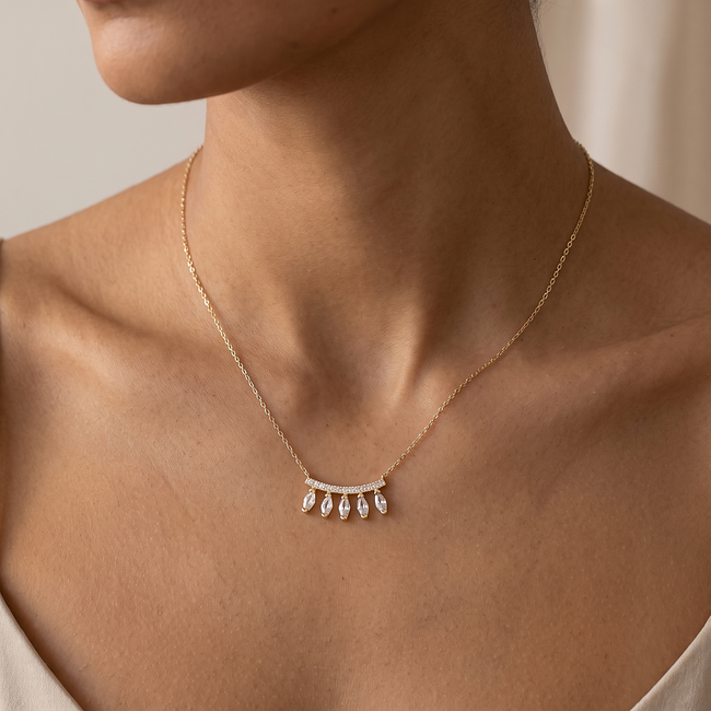 Gouden collier met hangende baguette stenen