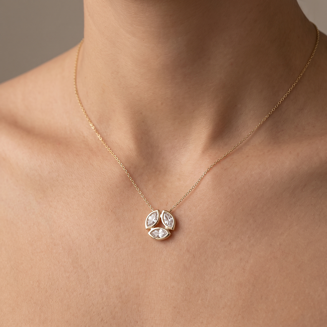 Gouden collier met bladeren hanger en zirkonia