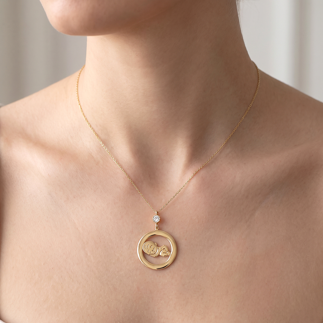 Gouden collier met baby in cirkelhanger