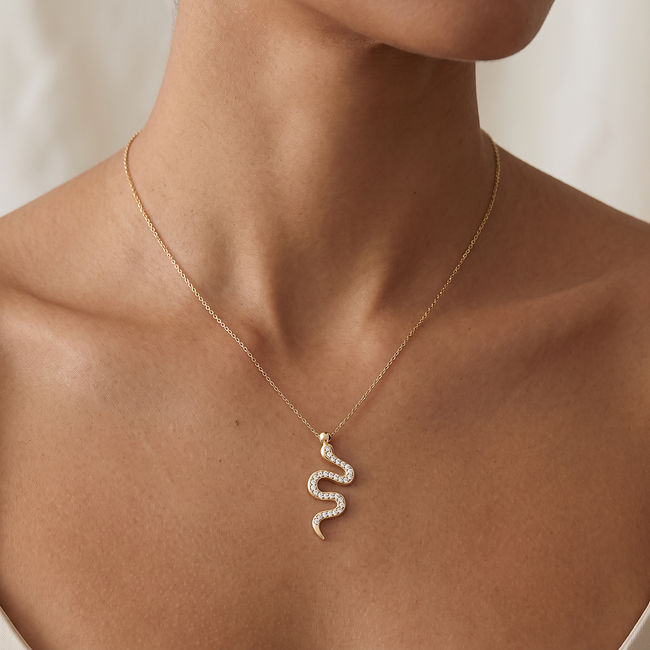 Gouden collier met slang hanger en zirkonia