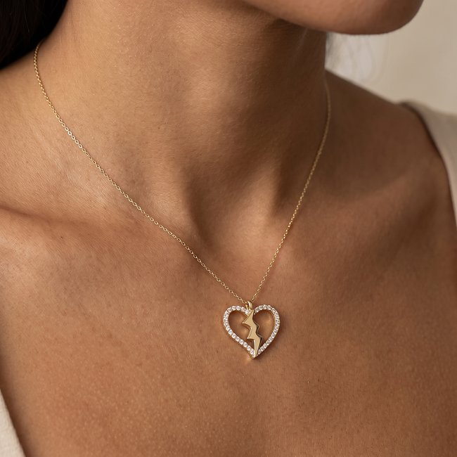 Hartvormig gouden collier met zirkonia details