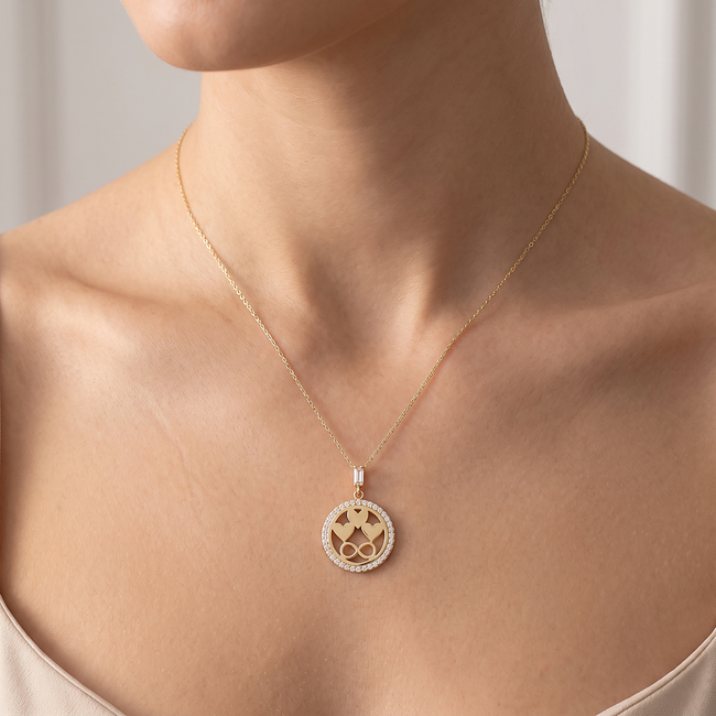 Gouden collier met hartvormige details