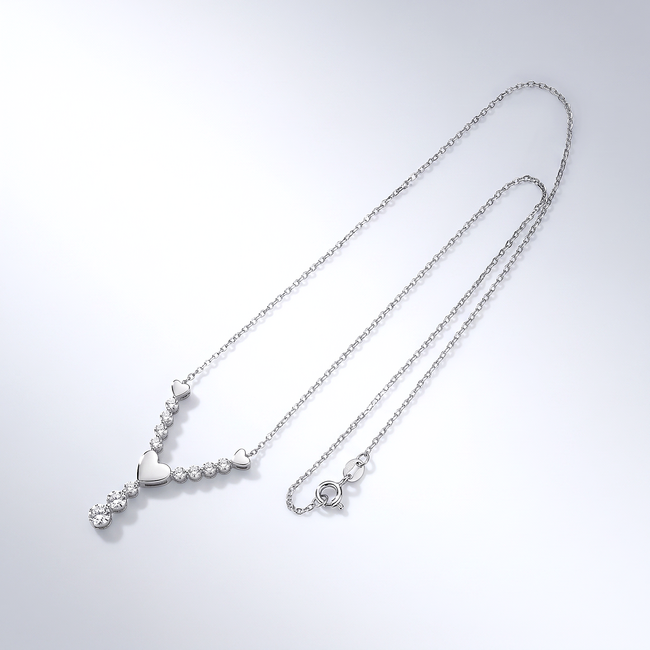 Witgouden collier met drie hartjes en zirkonia
