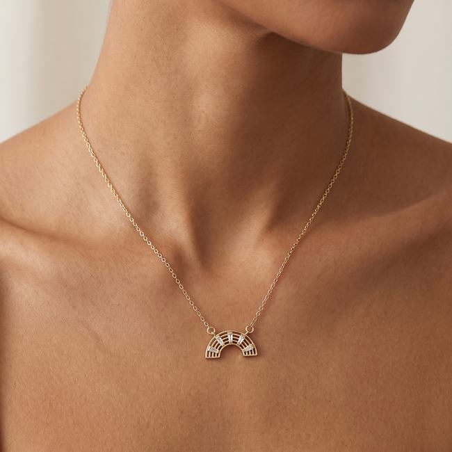 Gouden collier met booghanger en zirkonia