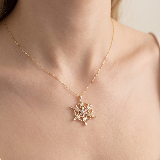 Gouden collier sneeuwvlok met hartjes