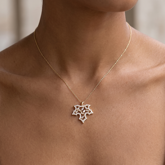 Gouden collier met stervormige hanger