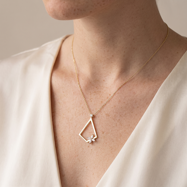 Gouden collier met open hanger en bloem