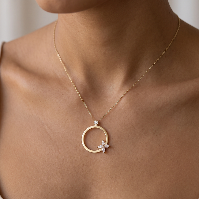 Gouden collier open cirkel met bloem