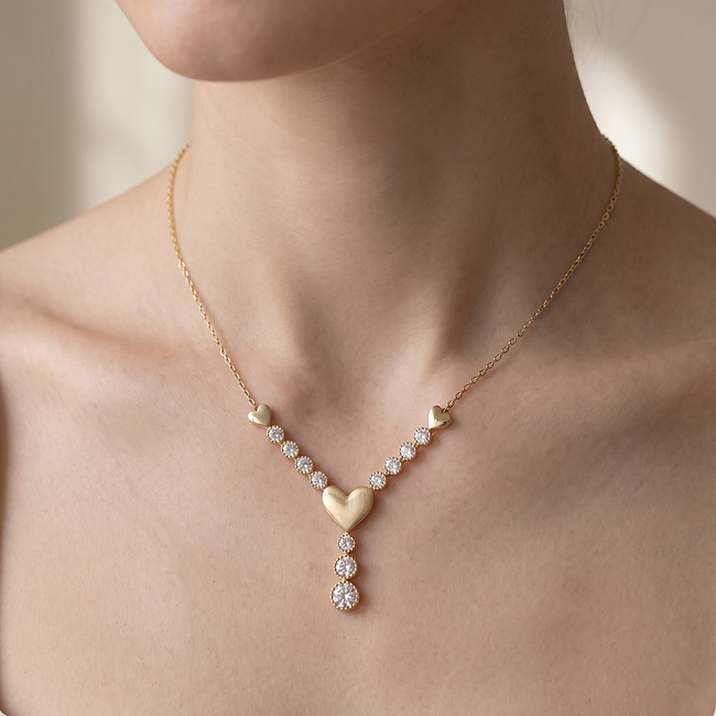 Gouden collier met hartdetails en zirkonia rij