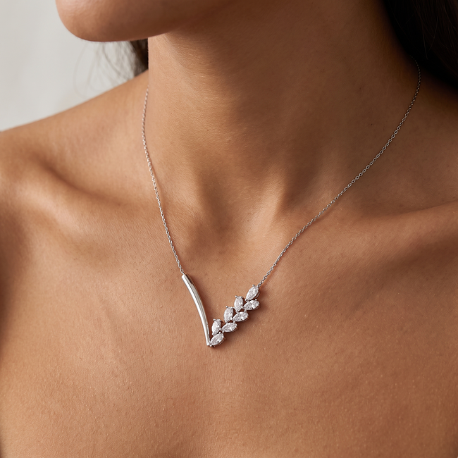 Witgouden collier met V-design en stenen