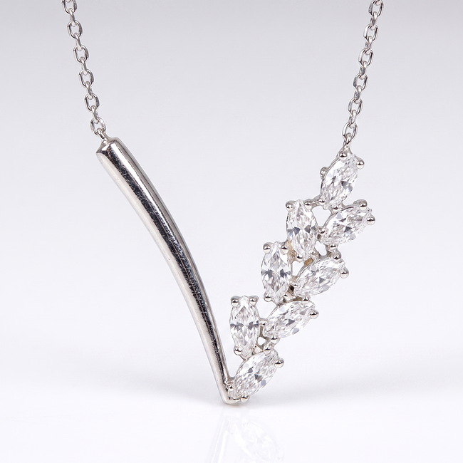 Witgouden collier met V-design en stenen