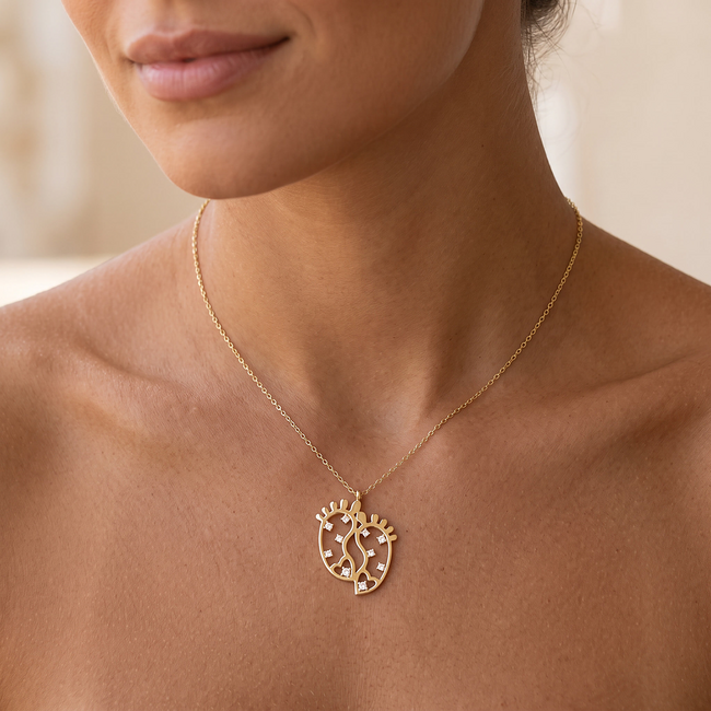 Gouden collier met open babyvoetjes