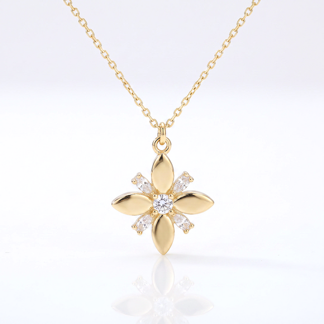 Gouden collier met bloemhanger en details