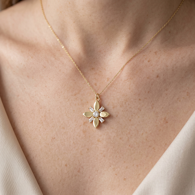 Gouden collier met bloemhanger en details