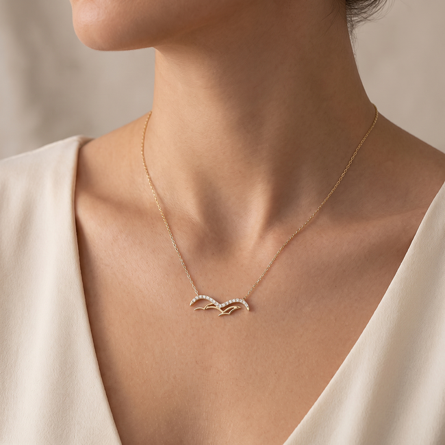 Gouden collier met dolfijnvorm en zirkonia