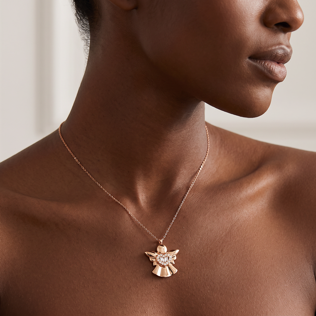 Rosé gouden collier met engelhanger en hartdetail