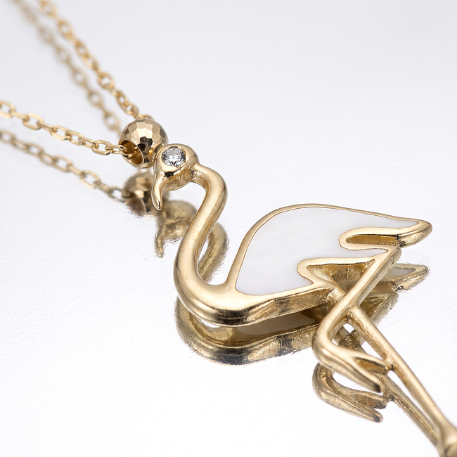 Gouden collier met flamingo hanger en uitstraling