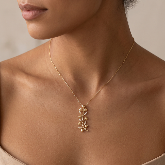 Gouden collier met romantische hartjestak