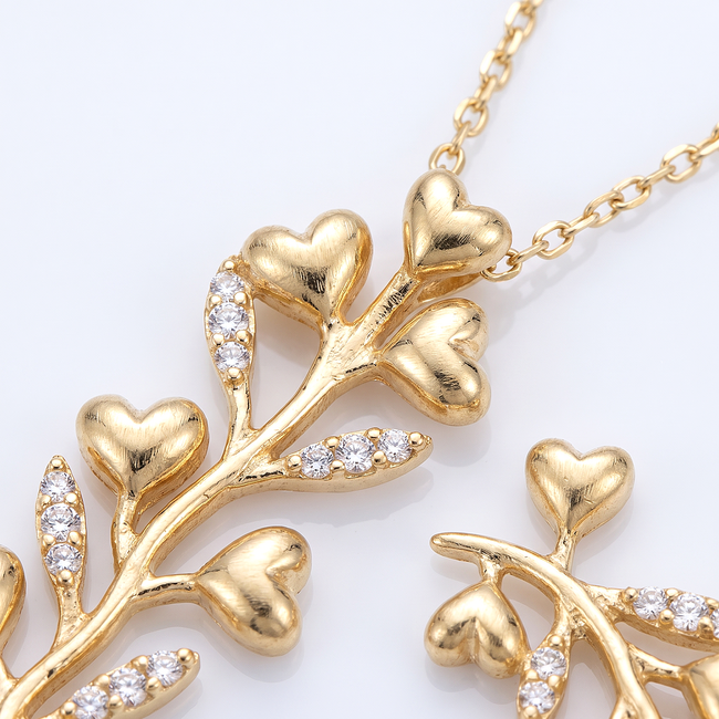 Gouden collier met romantische hartjestak