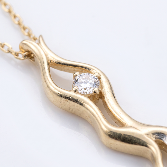Gouden collier met golvende hanger en zirkonia
