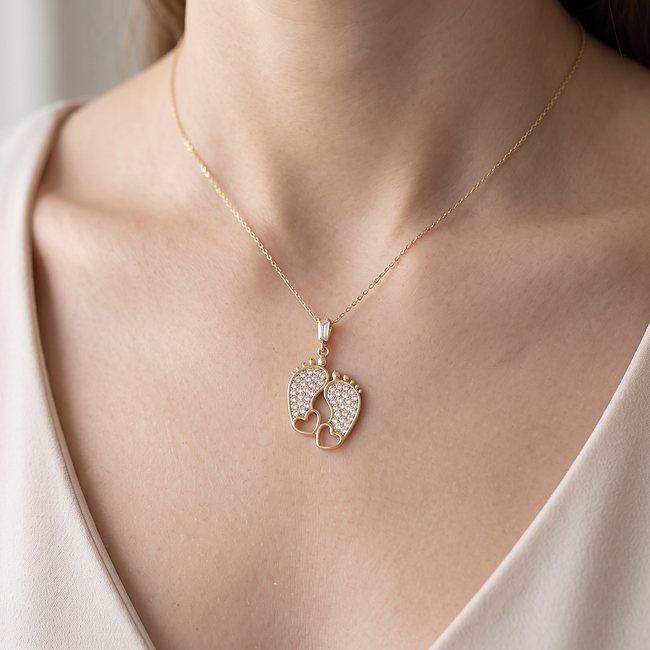 Gouden collier met babyvoetjes hanger en zirkonia