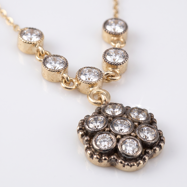 Gouden collier met vintage hanger en zirkonia