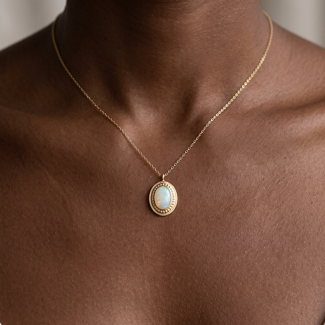 Gouden collier met ovale opaal hanger
